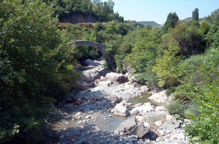 The canyon of Lumit te Zezës stretches into a mountainous terrain but its floor is free from barriers and convenient for pleasant hiking.