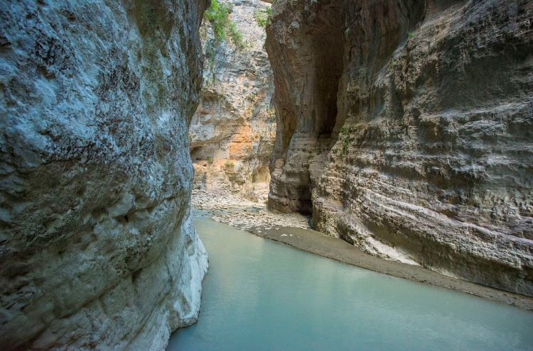 The curative, pearl-like waters of the Lengarica River meander through the canyon’s spectacular rocks.