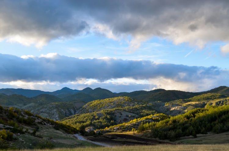 Vithkuq in the district of Korça (ancient Dassaretis) and the surrounding Korça plain; photograph by Katerina Deli.