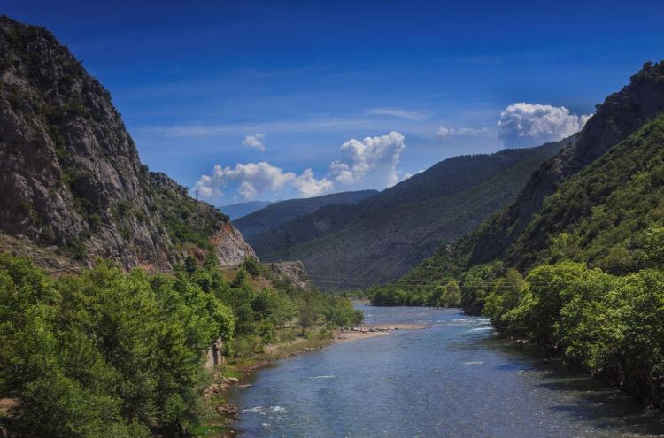 Upper valley of the Shkumbin river, east of Elbasan along the E852 national road; photo by Hans van der Boom.